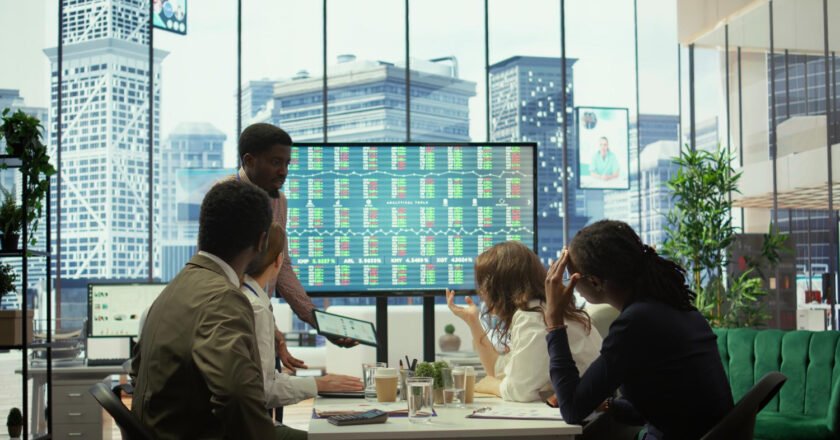 Strategi Bermain Saham: Panduan Lengkap untuk Pemula hingga Investor Aktif