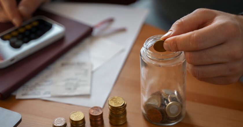 Perbedaan Menabung dan Investasi: Pengertian, Tujuan, Risiko, dan Strategi Keuangan yang Tepat